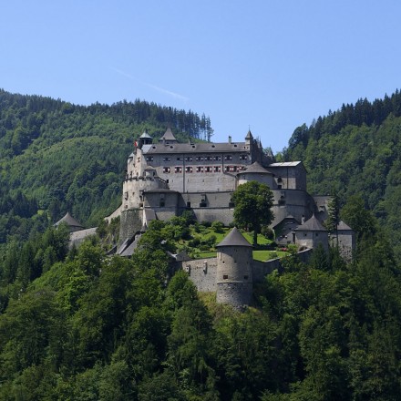 Burg Hohenwerfen mit Greifvogel-Flugvorführungen